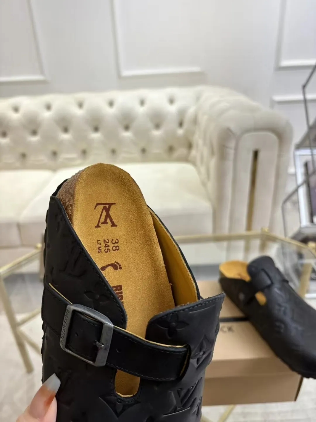 Women's p560 Men's p580 ✨ LV couple's toe-cap slippers | Full of high-end feel, you can walk with wind! ✨ This pair of LV classic toe-cap slippers is simply a "walking grass-planting machine"! Original three-dimensional embossed cowhide + cowhide fabric, the texture is high-end at first glance, and you will become a rich daughter/son in seconds ~💅 🌟 Why must you join TA? ✔️ Original embossed cowhide - clear texture but not cheap, classic presbyopia yyds ✔️ Belt buckle + metal logo - ecstatic control of details, exquisite to the heel! ✔️ Sheepskin lining + cushioned footbed - it feels like stepping on clouds ☁️, and you won’t feel tired when you go shopping~ ✔️ Non-slip rubber sole - walking is as stable as a mountain, and you are not afraid of slipping on rainy days!  👫 The best outfit for couples: Whether it’s shorts, T-shirts👕 or long skirts and suits👗, pairing these shoes with each other will immediately create a lazy and high-end atmosphere! Everyday outings/vacations, no matter what you shoot, it will look like a blockbuster📸🔥 The texture and foot feel that only the higher version can have, it is not a hit or a hit! Heartbeat is not as good as action. True love is true when both pairs are in pairs~💖 #LVcoupleslippers #高色综合 #好看不狠的 Feet #couples’ must-have